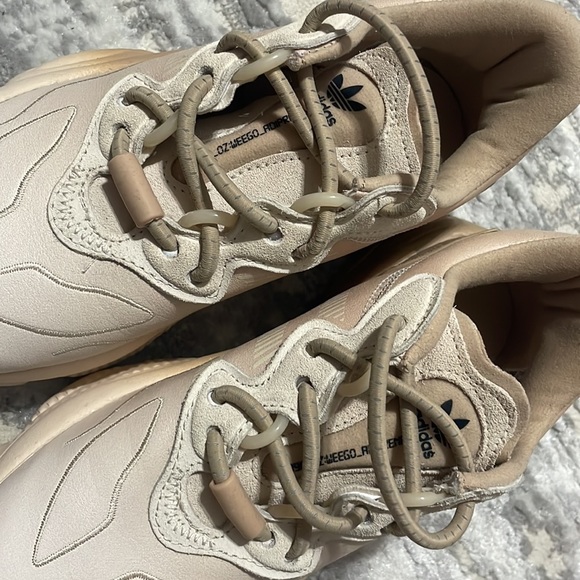 adidas || Beige Originals Ozweego - Picture 4 of 6